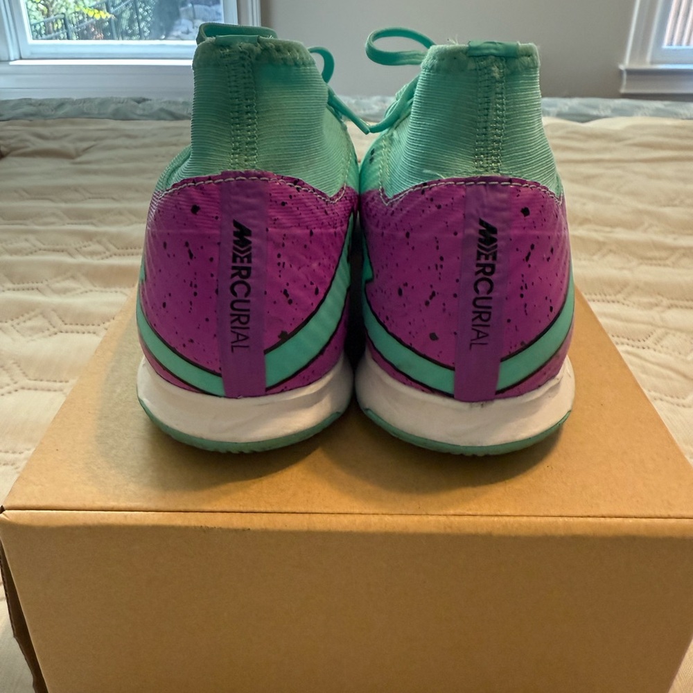 Men’s 7.5 Nike Zoom Mercurial Vapor 15 Academy Indoor Cleats - Purple and Green